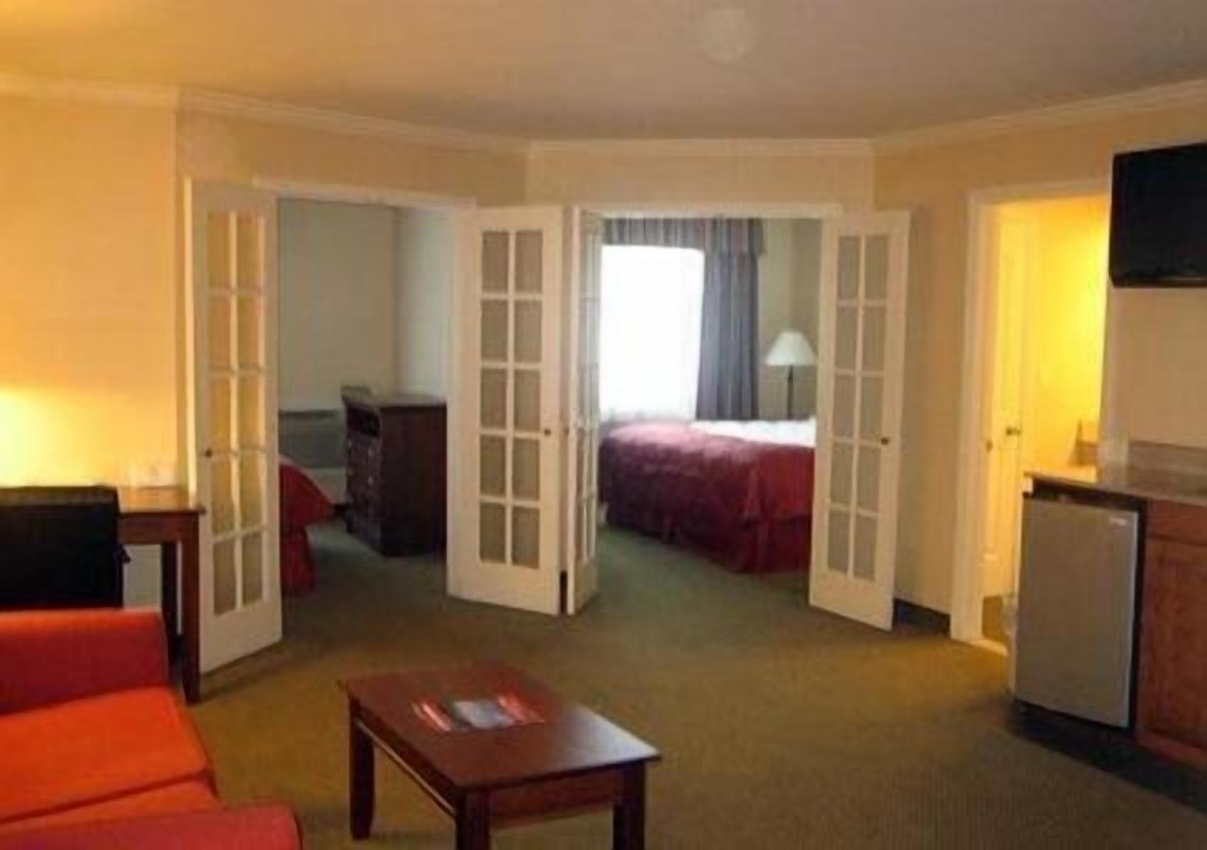 Clarion Inn & Suites At The Outlets Of Lake George Dış mekan fotoğraf