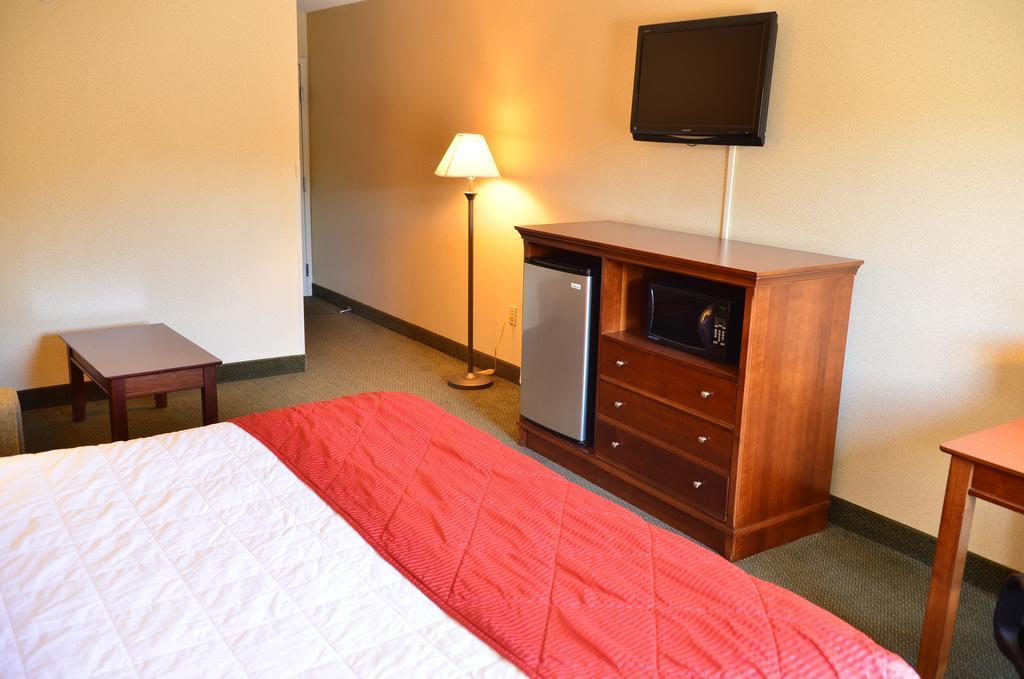 Clarion Inn & Suites At The Outlets Of Lake George Dış mekan fotoğraf