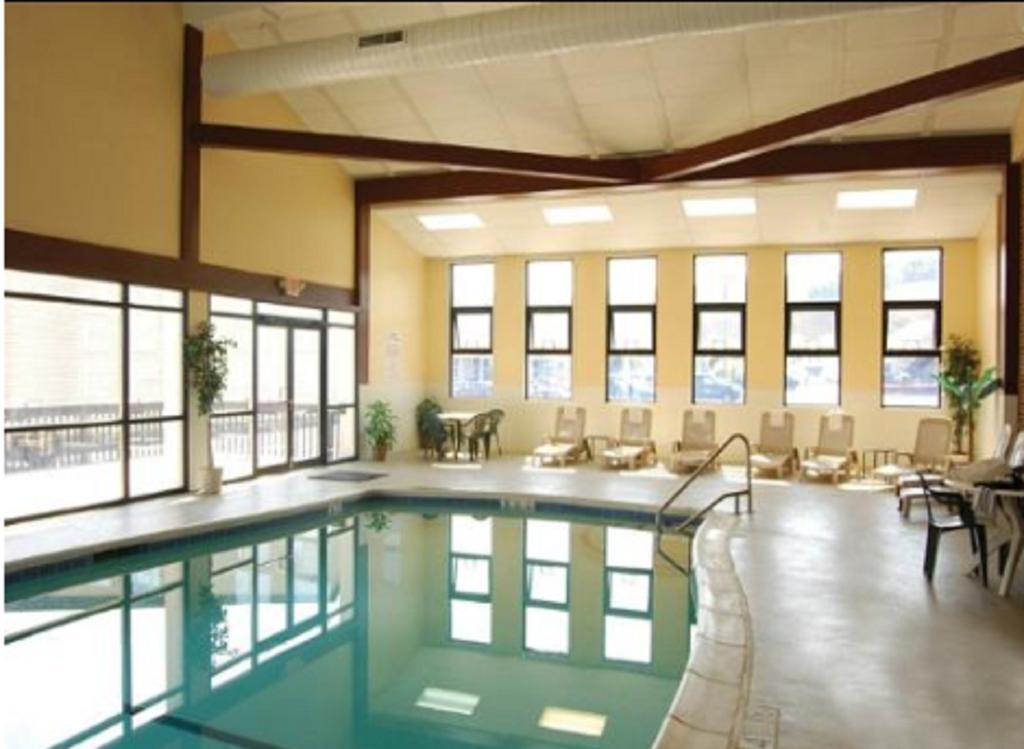 Clarion Inn & Suites At The Outlets Of Lake George Dış mekan fotoğraf
