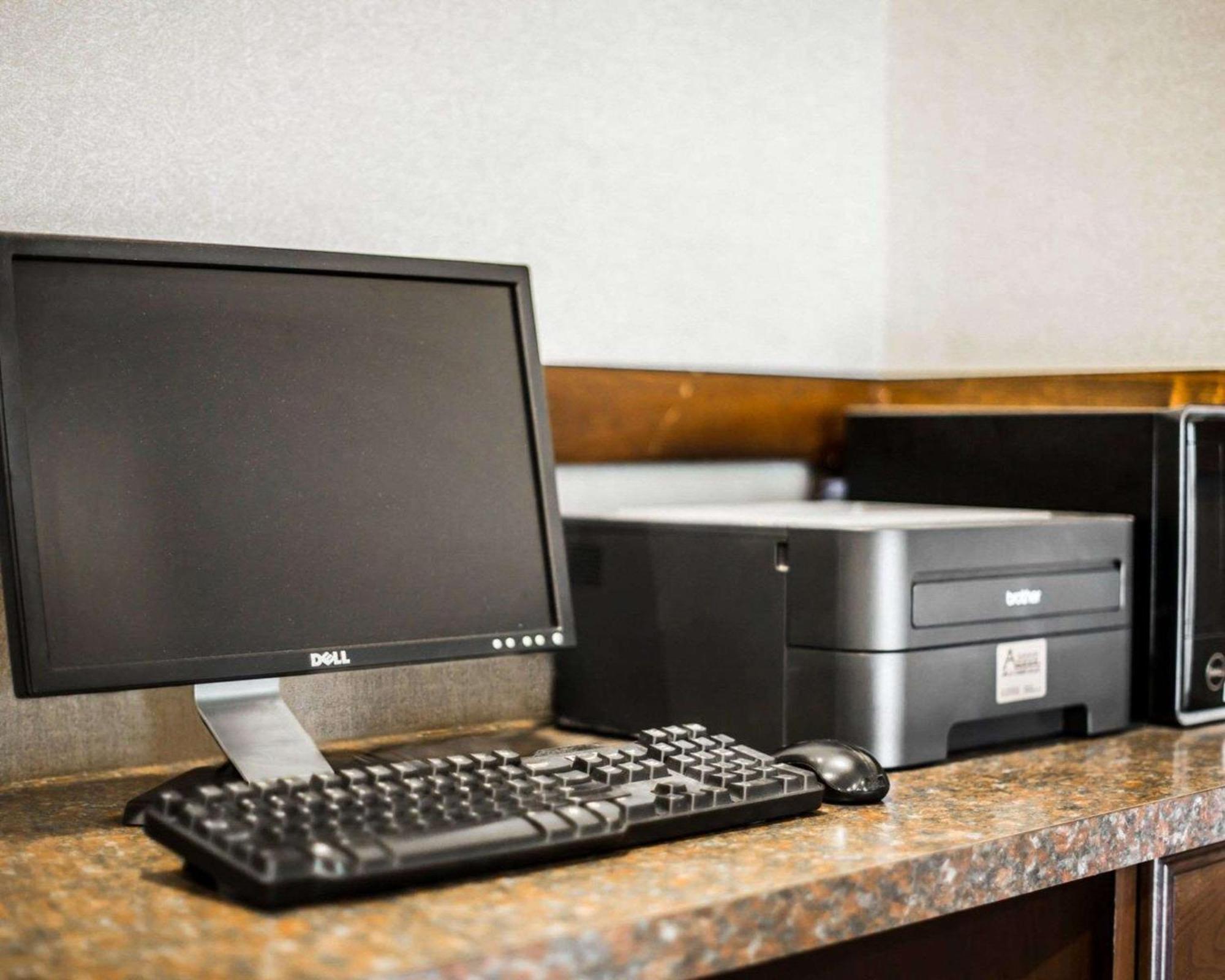 Clarion Inn & Suites At The Outlets Of Lake George Dış mekan fotoğraf