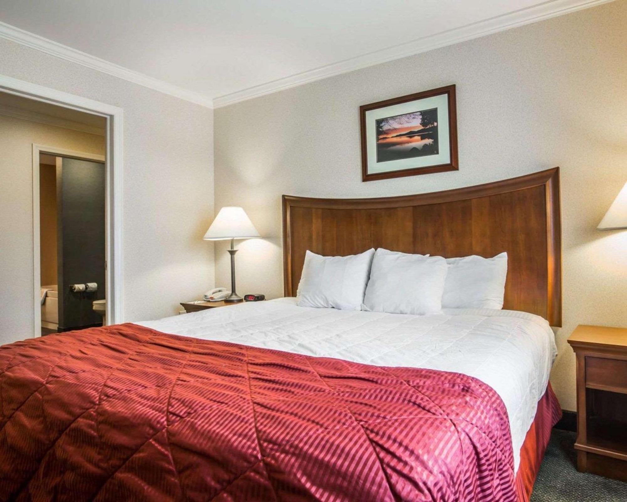 Clarion Inn & Suites At The Outlets Of Lake George Dış mekan fotoğraf