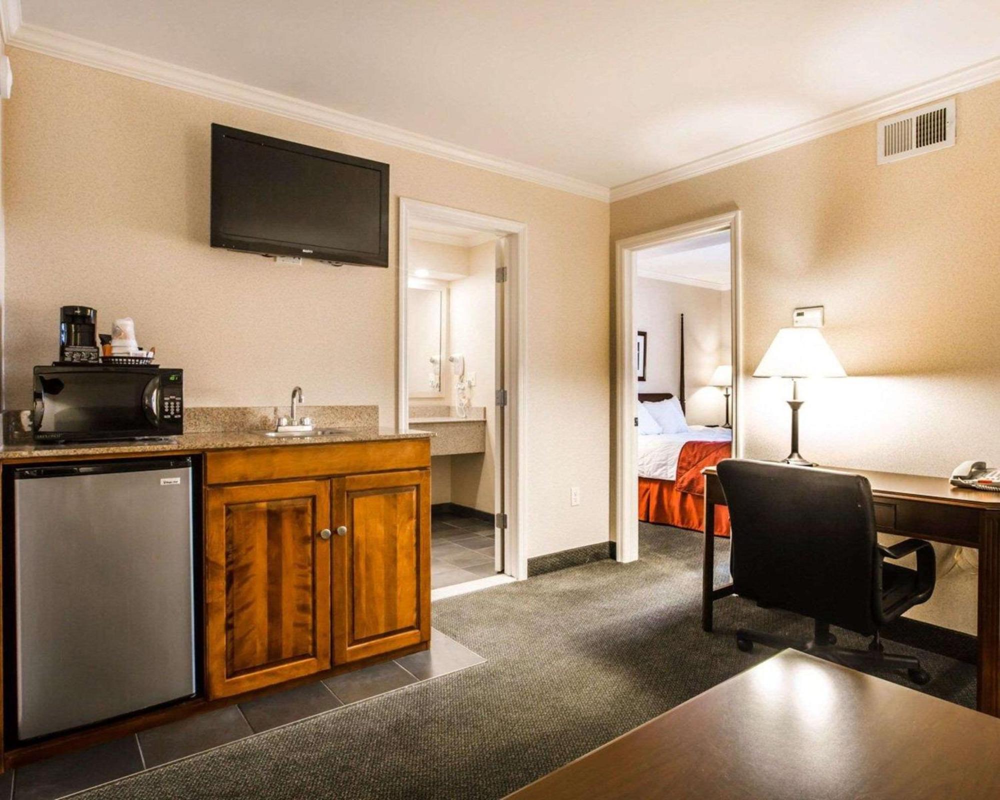 Clarion Inn & Suites At The Outlets Of Lake George Dış mekan fotoğraf