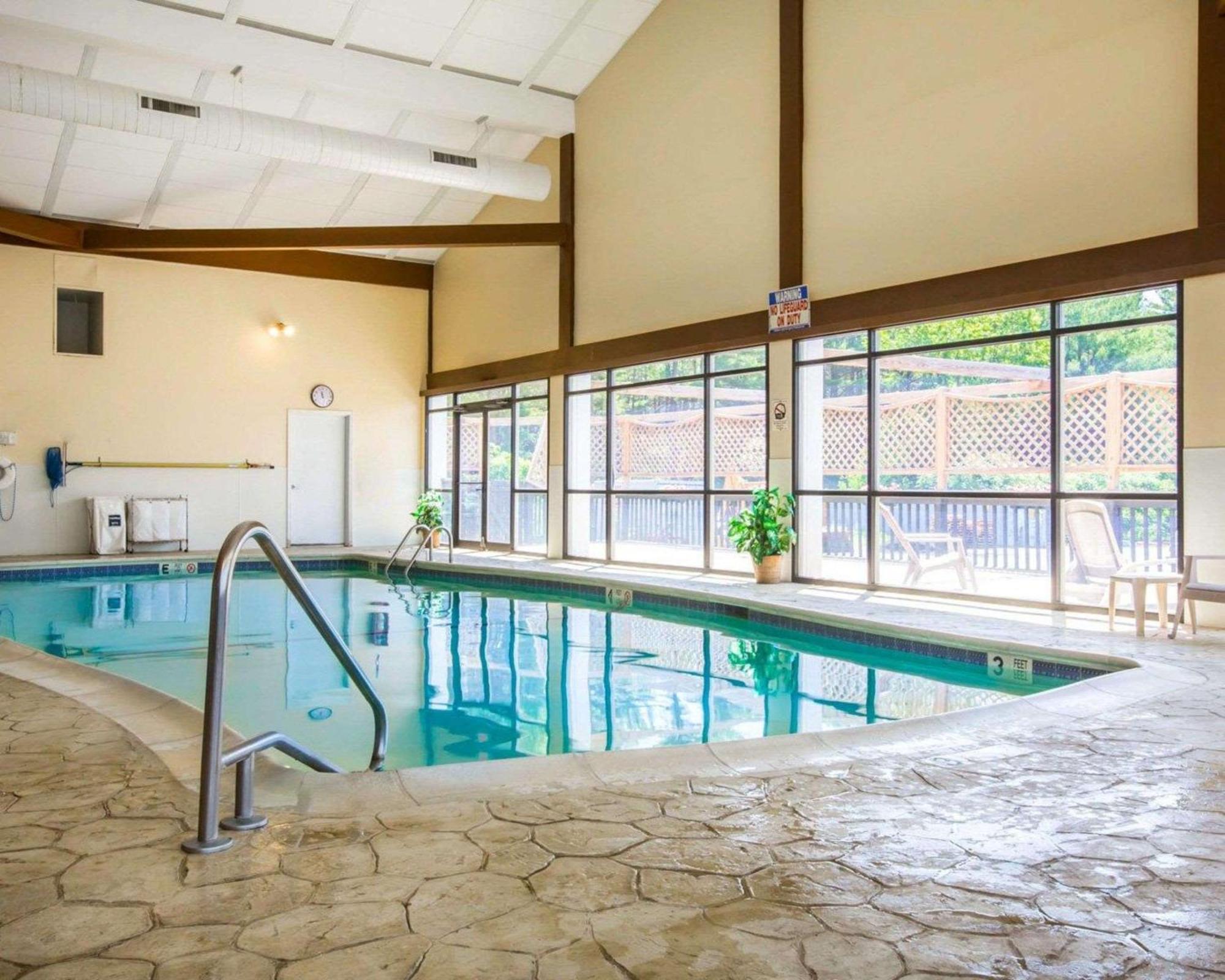 Clarion Inn & Suites At The Outlets Of Lake George Dış mekan fotoğraf