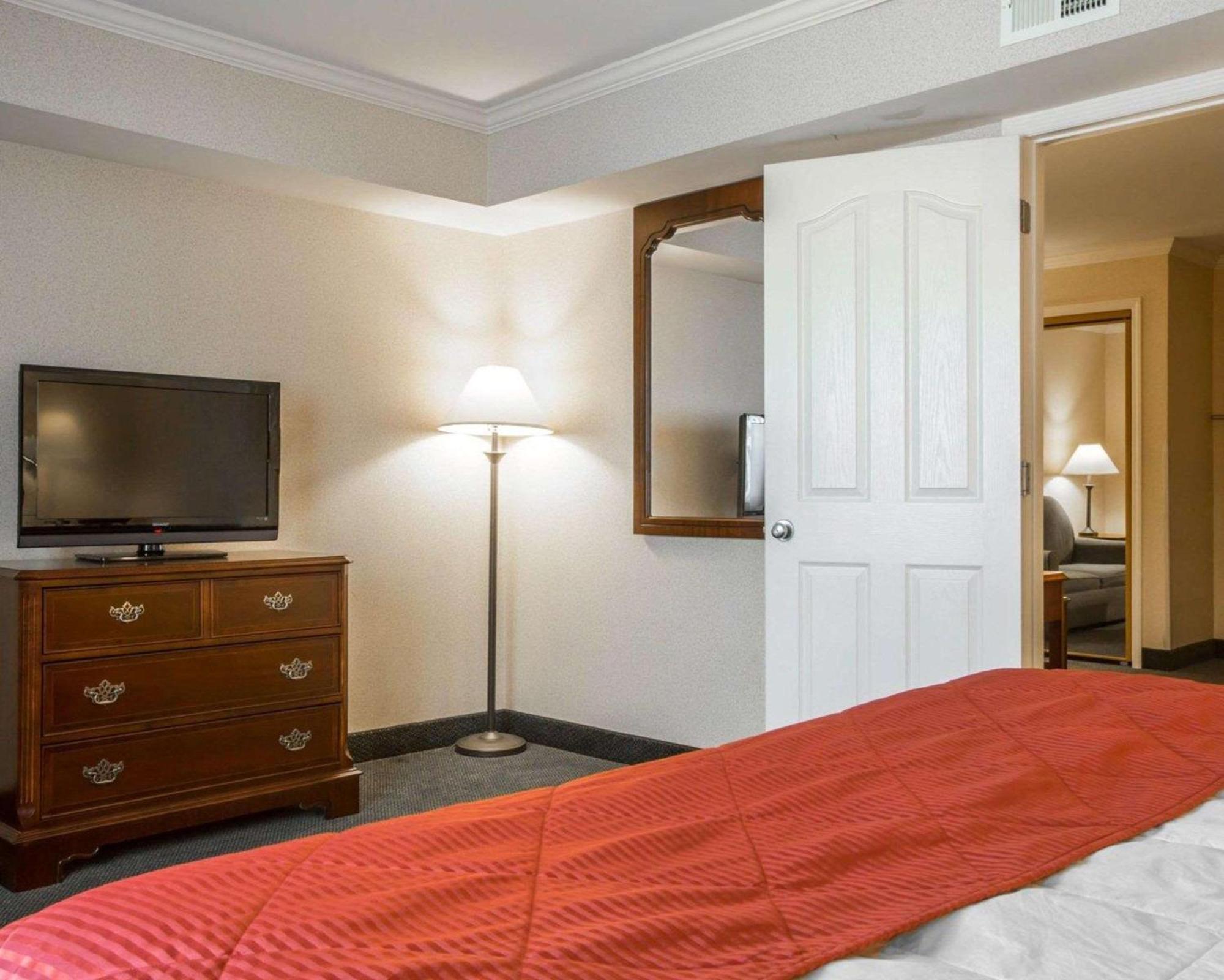 Clarion Inn & Suites At The Outlets Of Lake George Dış mekan fotoğraf