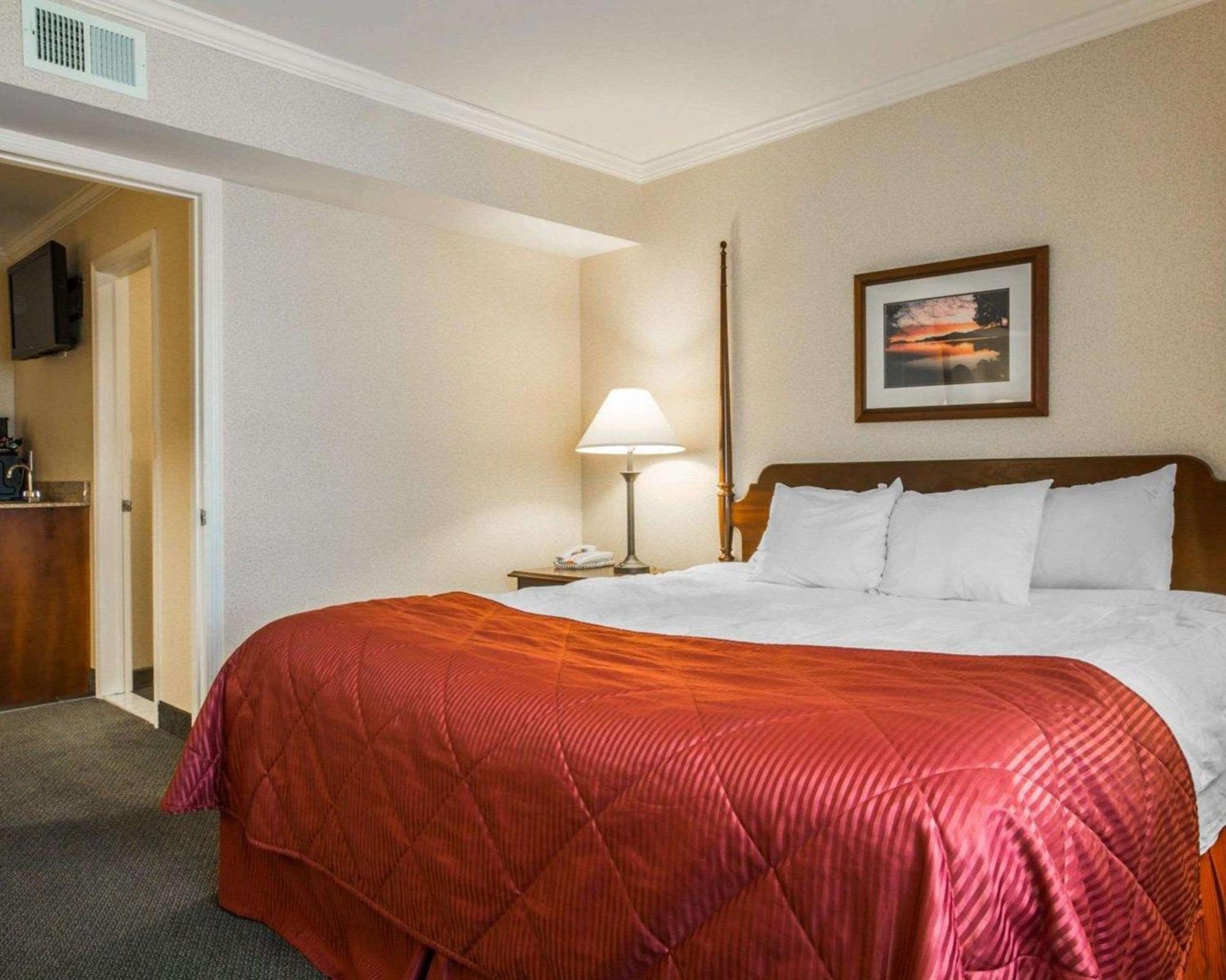 Clarion Inn & Suites At The Outlets Of Lake George Dış mekan fotoğraf