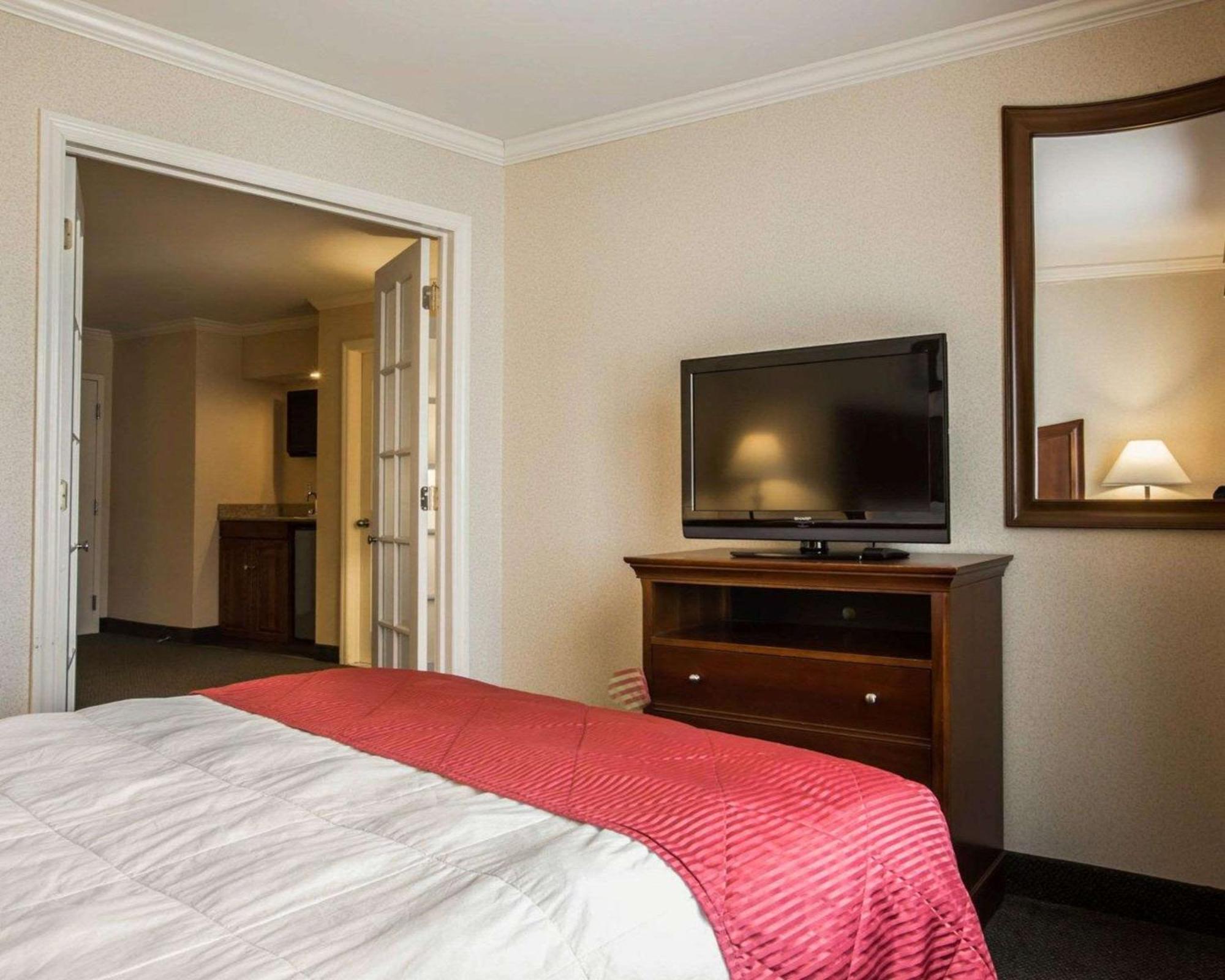 Clarion Inn & Suites At The Outlets Of Lake George Dış mekan fotoğraf