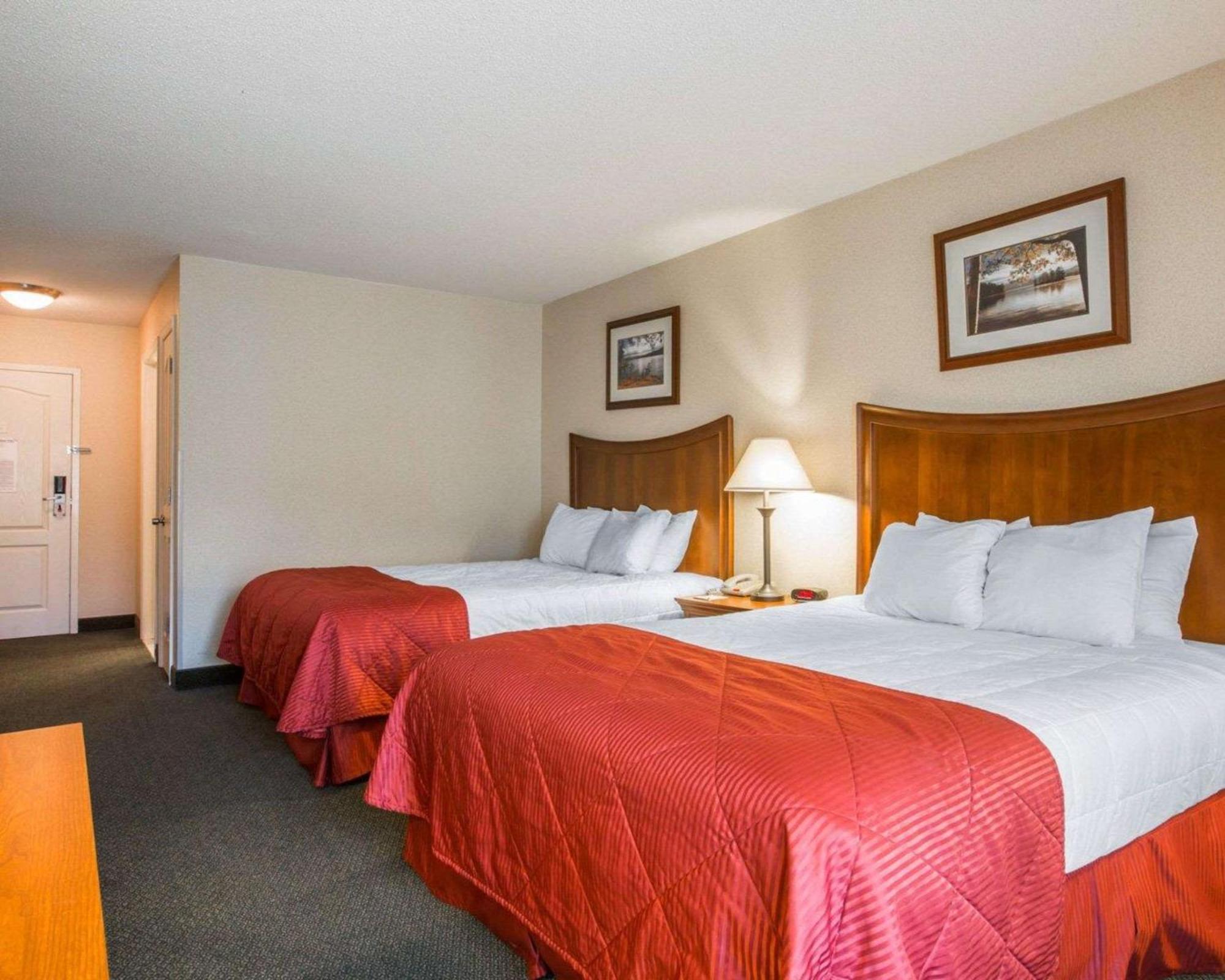Clarion Inn & Suites At The Outlets Of Lake George Dış mekan fotoğraf