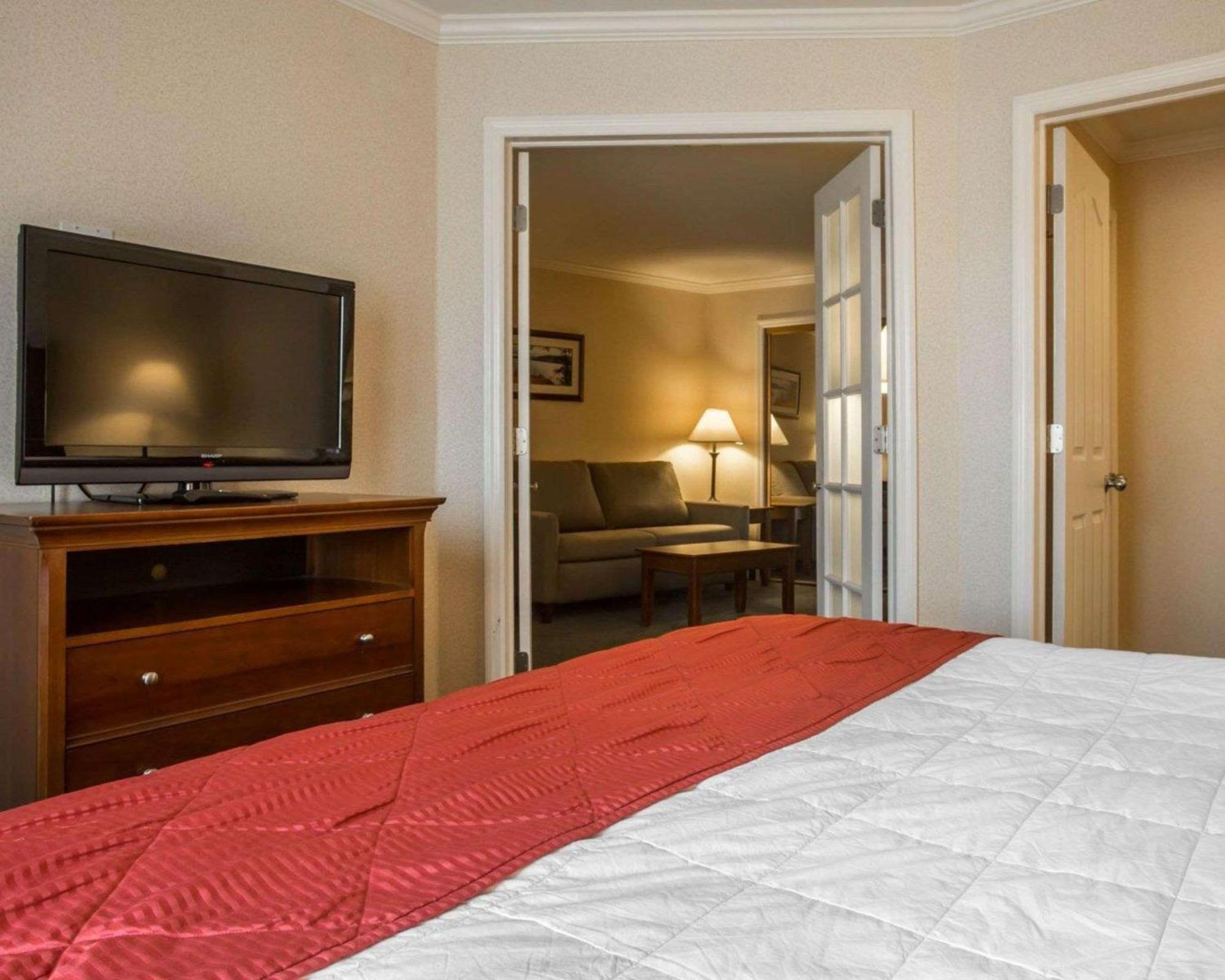 Clarion Inn & Suites At The Outlets Of Lake George Dış mekan fotoğraf