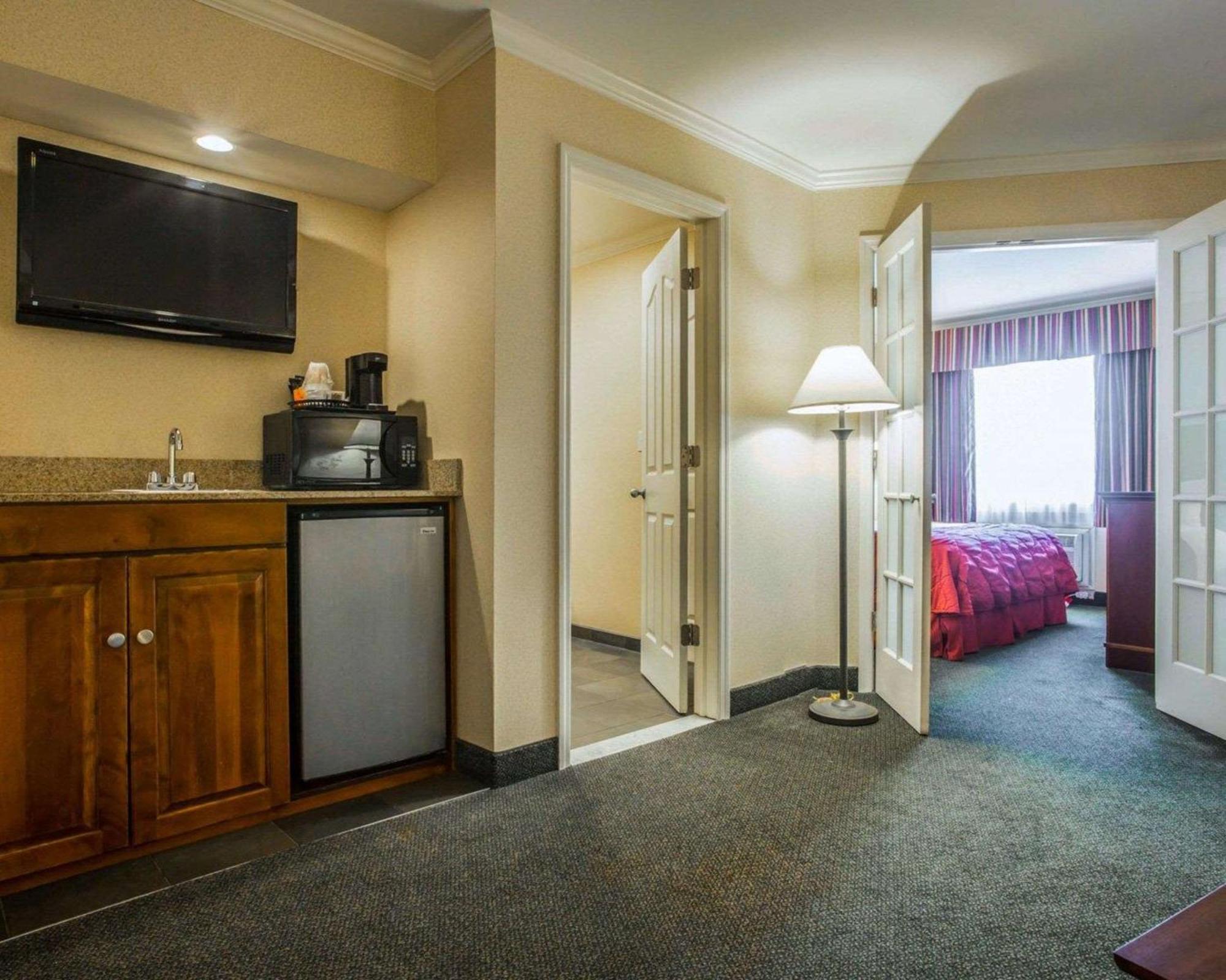 Clarion Inn & Suites At The Outlets Of Lake George Dış mekan fotoğraf