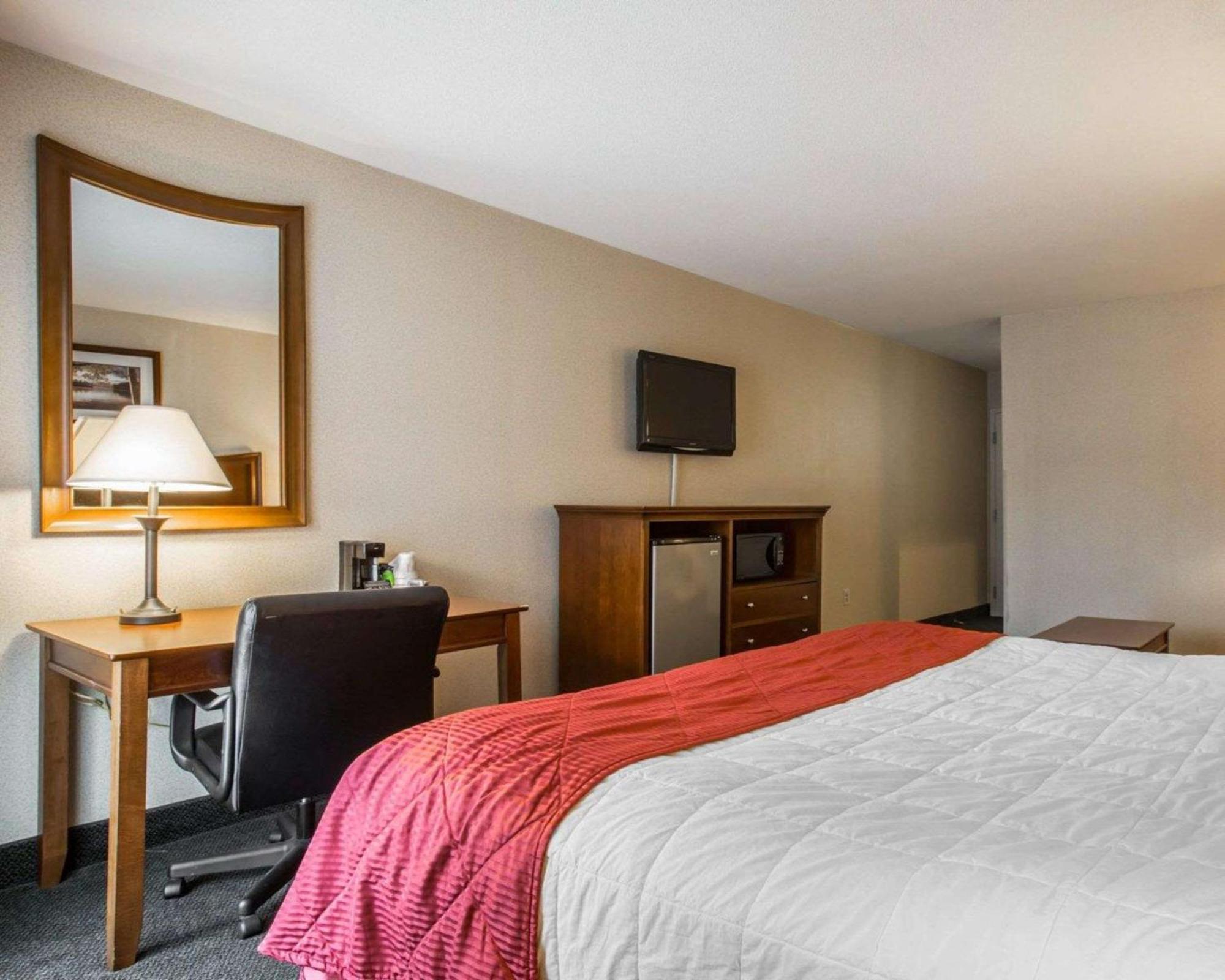 Clarion Inn & Suites At The Outlets Of Lake George Dış mekan fotoğraf