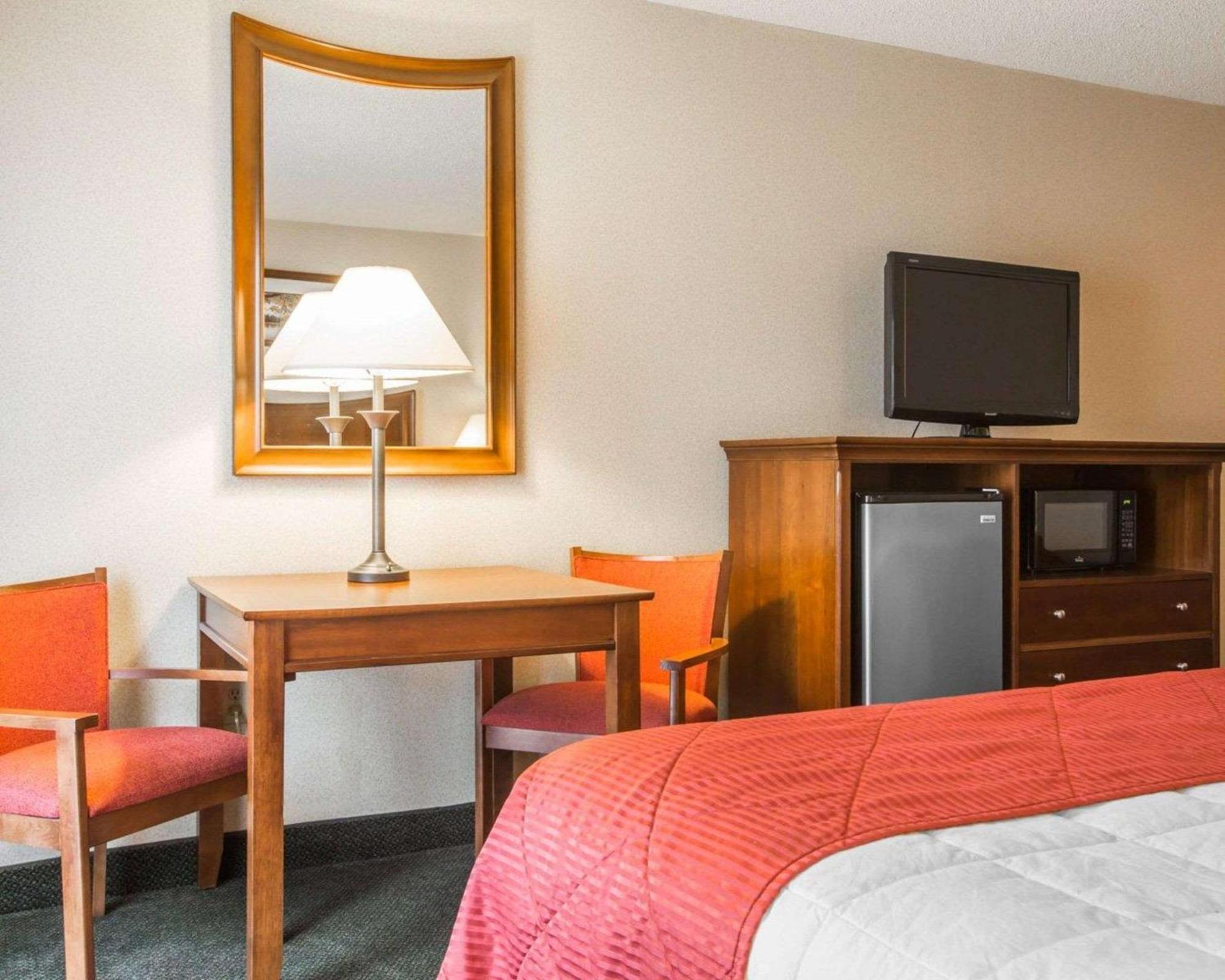Clarion Inn & Suites At The Outlets Of Lake George Dış mekan fotoğraf