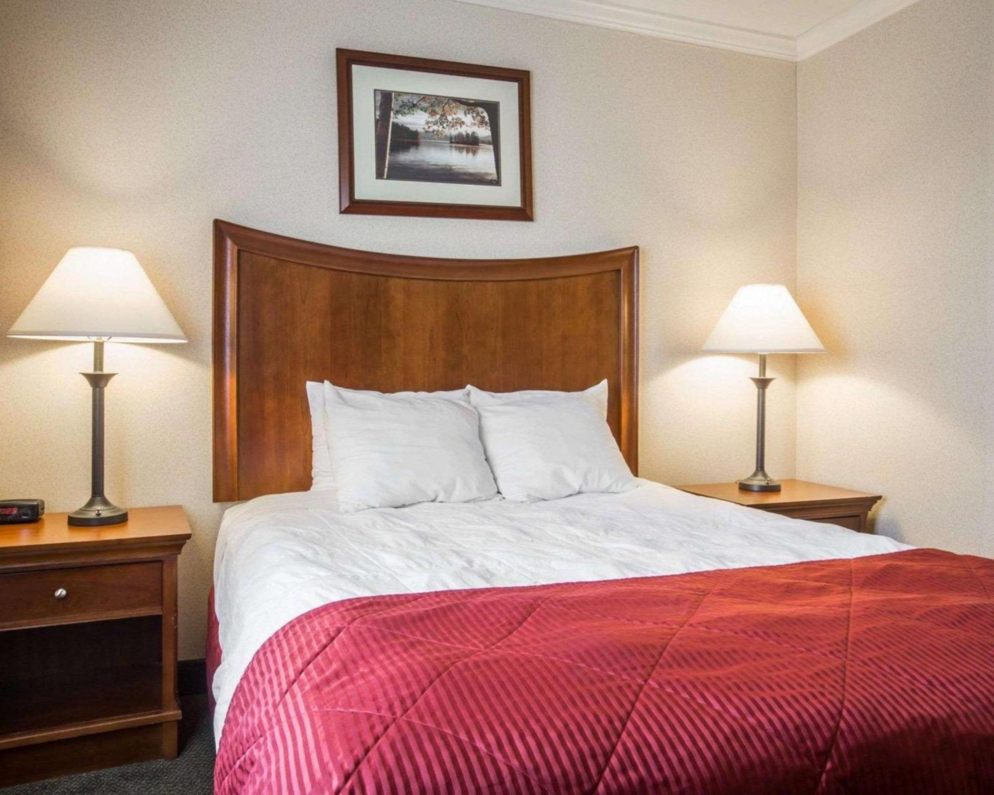 Clarion Inn & Suites At The Outlets Of Lake George Dış mekan fotoğraf