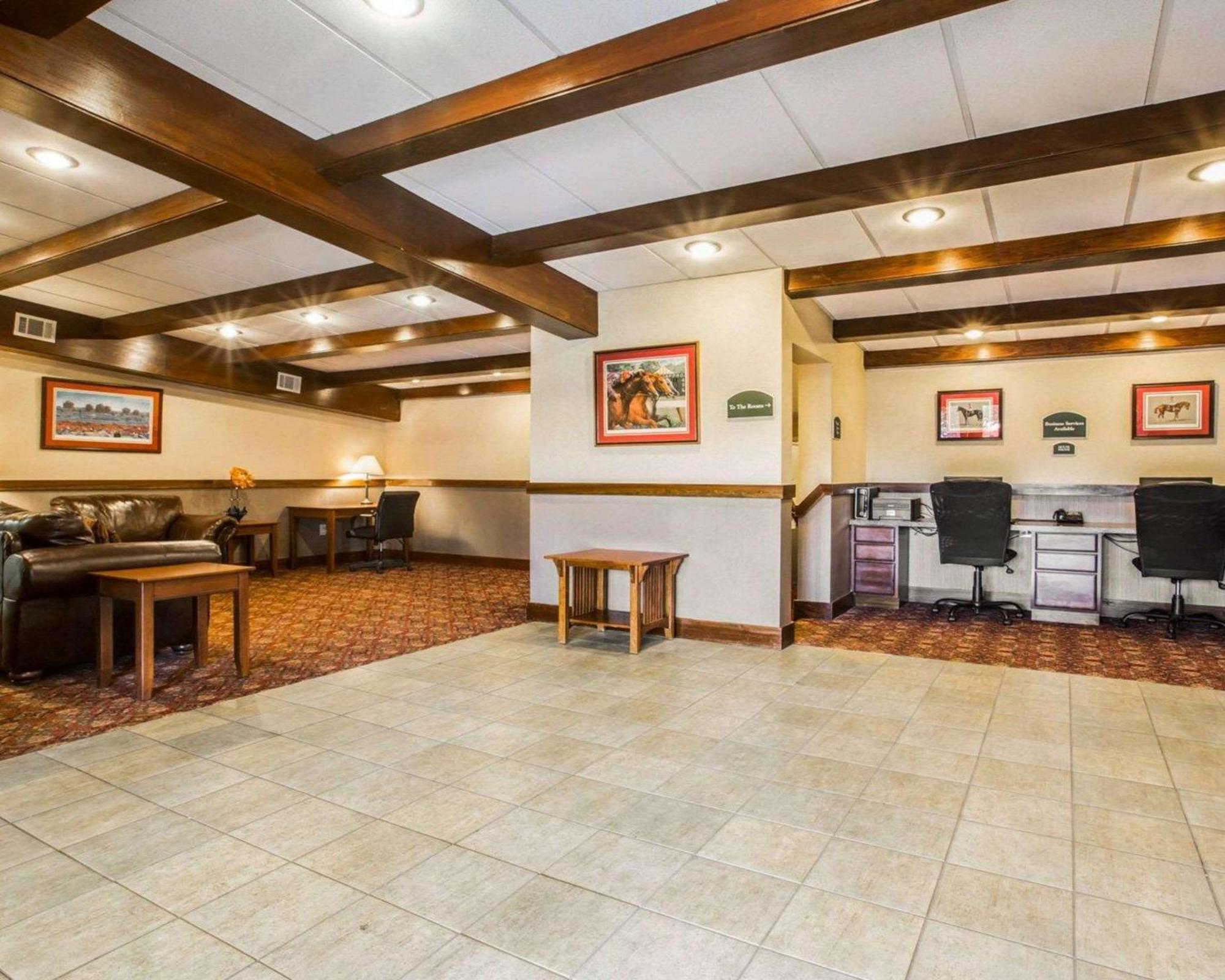 Clarion Inn & Suites At The Outlets Of Lake George Dış mekan fotoğraf