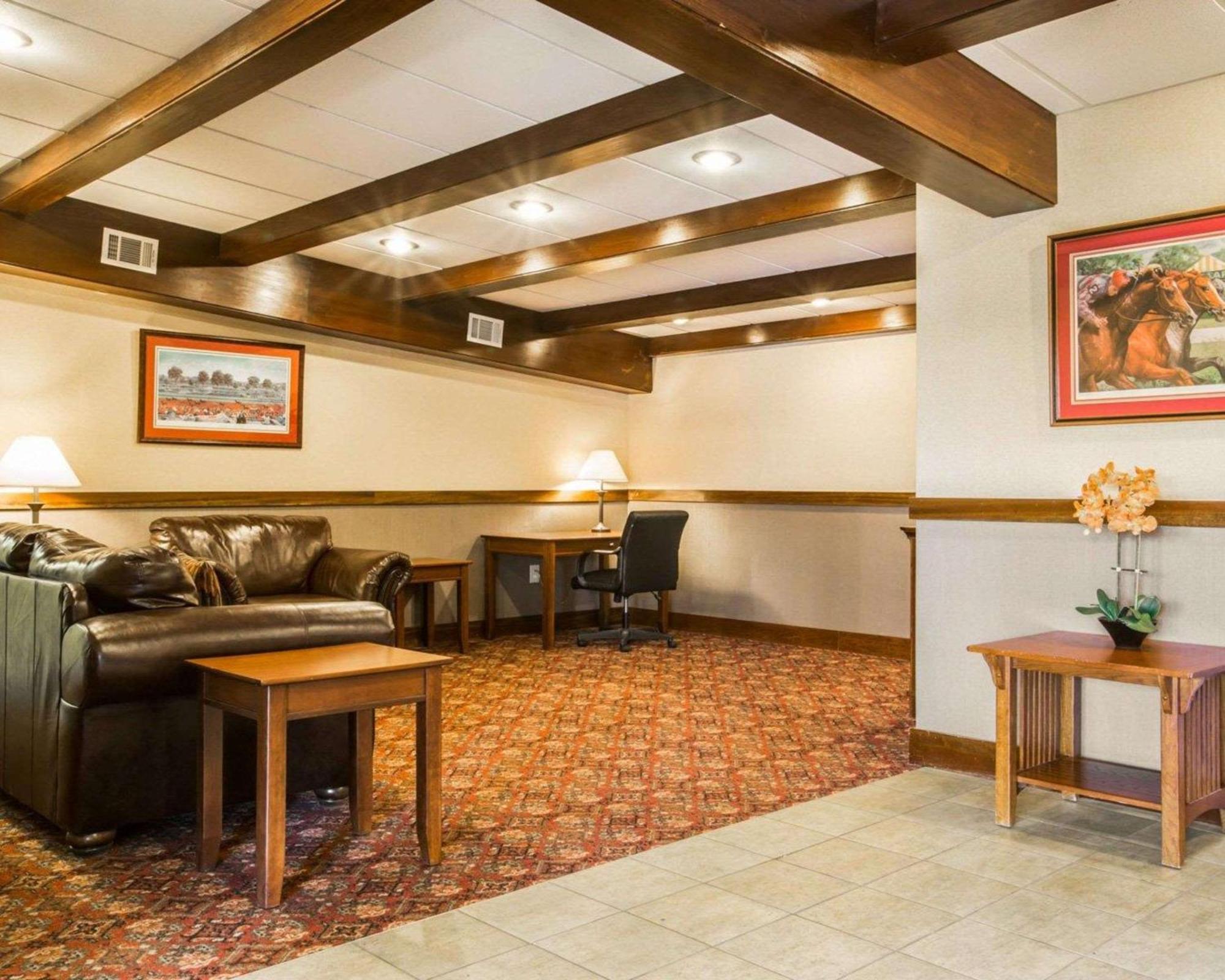 Clarion Inn & Suites At The Outlets Of Lake George Dış mekan fotoğraf