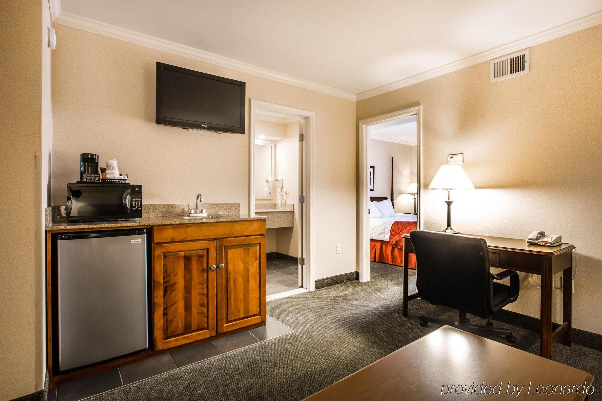 Clarion Inn & Suites At The Outlets Of Lake George Dış mekan fotoğraf