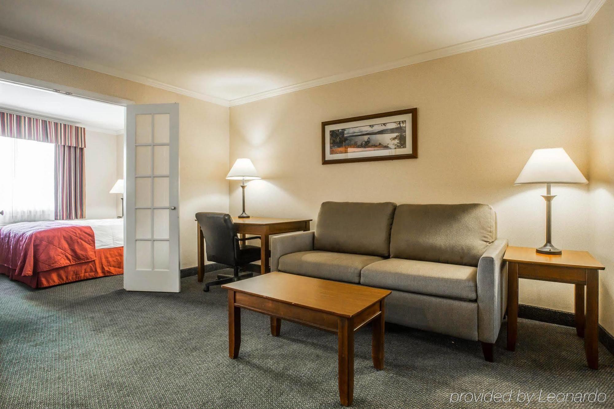 Clarion Inn & Suites At The Outlets Of Lake George Dış mekan fotoğraf