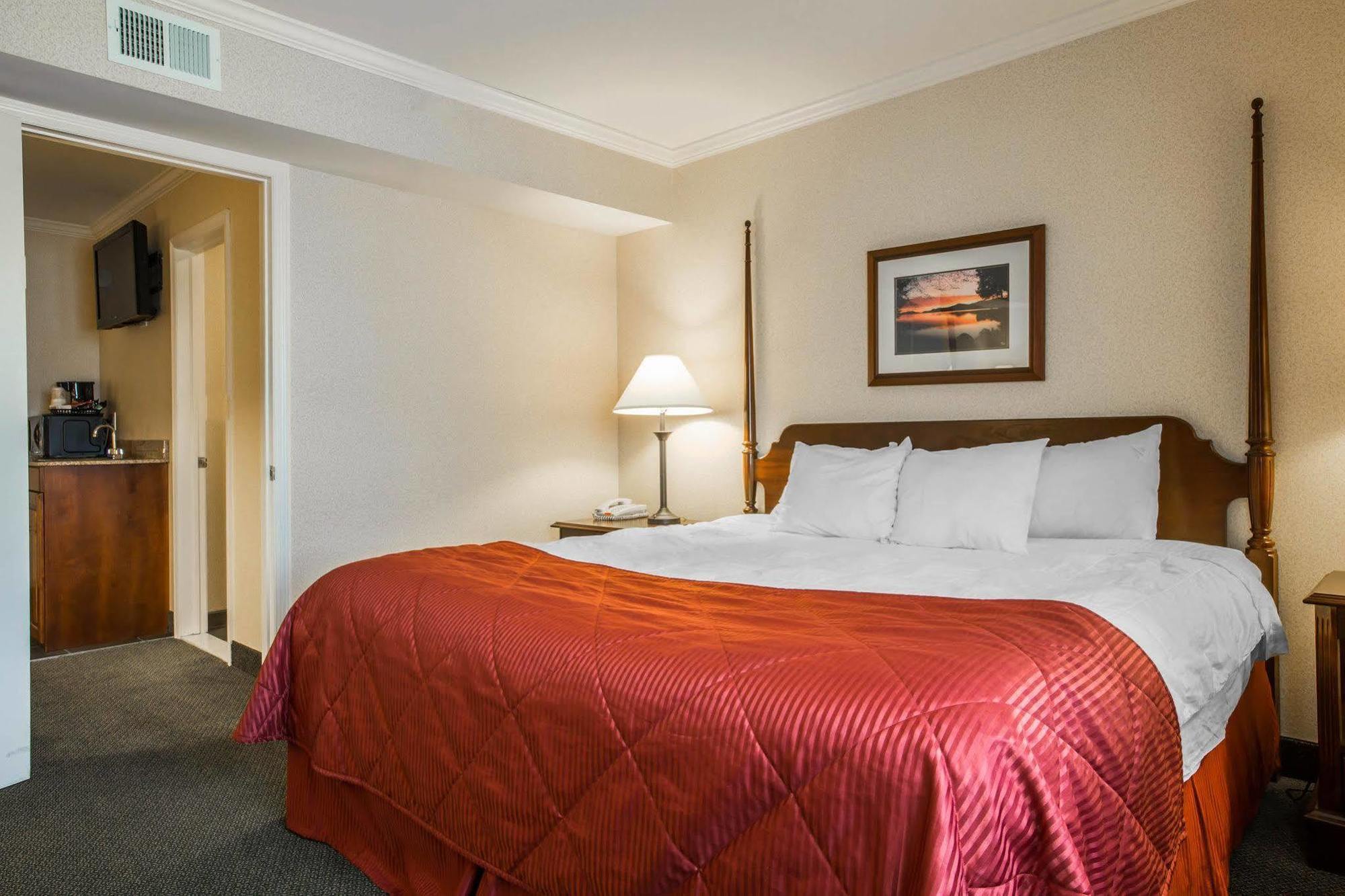 Clarion Inn & Suites At The Outlets Of Lake George Dış mekan fotoğraf