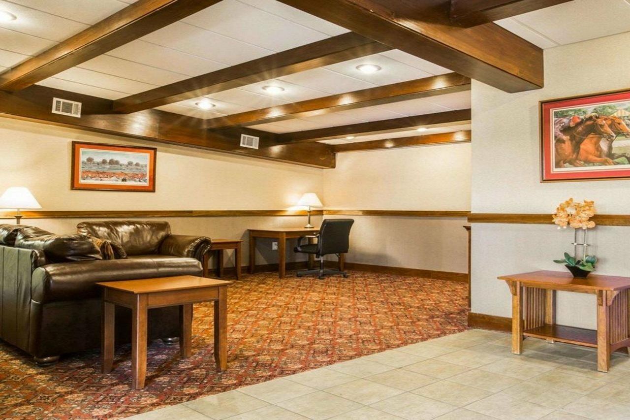 Clarion Inn & Suites At The Outlets Of Lake George Dış mekan fotoğraf